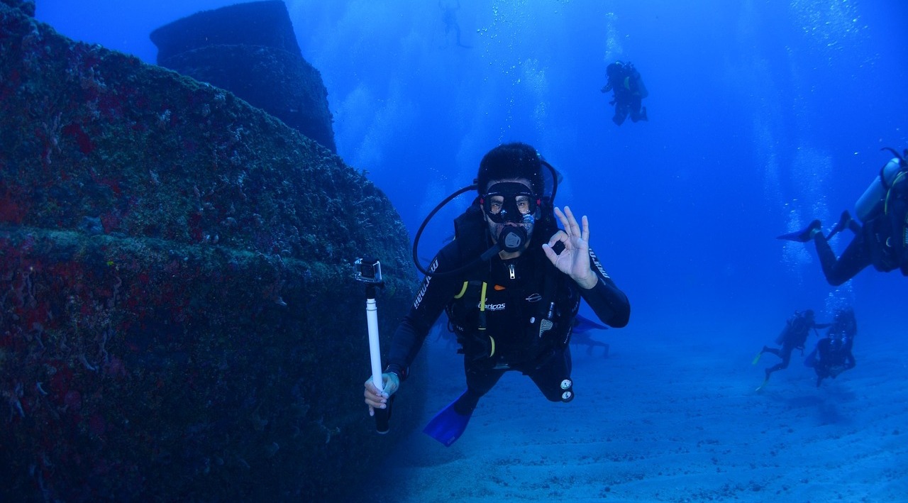 Hand signals diving certification